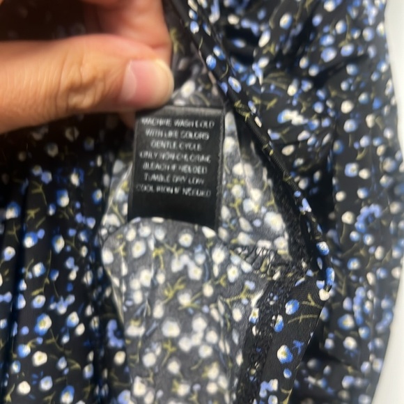 Women’s Sm wrap style top. V-neck. Short sleeve blouse. Floral - Picture 7 of 9